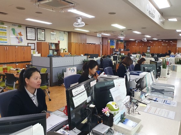 하동군은 ‘2019년 공무원 전화응대 친절도’ 조사 결과, 군민이 체감하는 공무원 전화친절 서비스 만족도가 지난해보다 1.3% 향상된 93.5점으로 나타나 높은 친절도를 인정받았다./ⓒ하동군