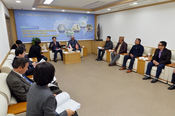 최영조 경산시장, 네팔 단가디시장 일행과 면담/Ⓒ경산시청