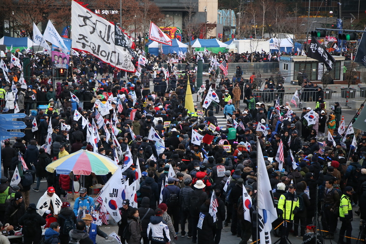 11일 열린 '2020 광화문 탈환 촛불문화제'에 참가하려는 시민들이 주위를 에워싼 '태극기 모독단' 사이를 헤치며 이동하고 있다.