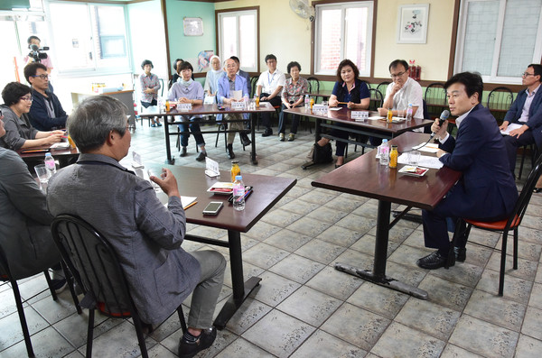 봉곡성당 나눔의 집에서 조규일시장과 무료경로식당 대표들 간담회./ⓒ진주시