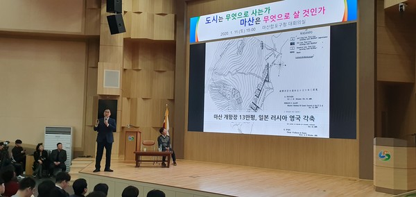 마산 합포구청 대강당에서 강연 중인 최형두 교수