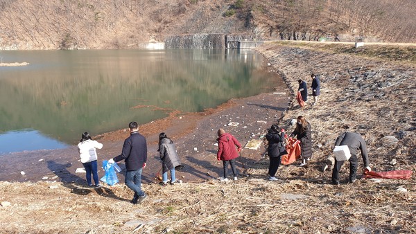 의령군 가례면은 지난 10일 겨울방학을 맞아 공직 체험의 기회를 얻은 아르바이트 대학생 7명과 공무원 등이 함께 환경정비와 산불예방 홍보활동을 실시했다./ⓒ의령군