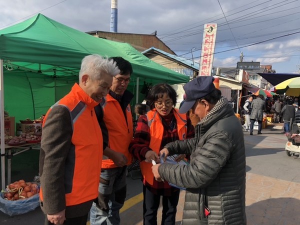 13일, 창녕전통시장에서 시장 상인에게 화재예방, 재난대피 요령 등에 대해 설명하고 있다./ⓒ창녕군