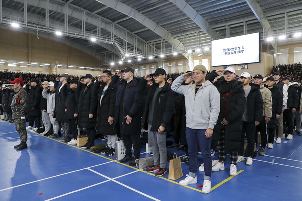 공군 교육사령부는 13일 최용덕관에서 입영 장정 1,500명과 가족 및 친지들이 참석한 가운데, 경자년 첫'기본군사훈련 입영식'을 갖고 본격적인 훈련에 돌입했다./ⓒ공군 교육사령부