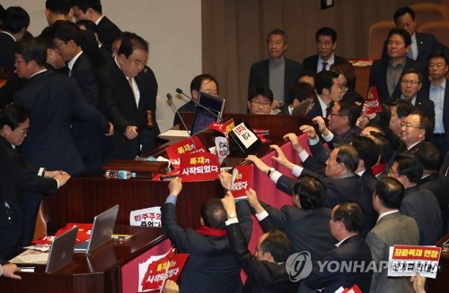 '연동형 비례' 선거법 본회의 통과문희상 국회의장이 지난해 12월 27일 국회 본회의에서 자유한국당 의원들의 항의를 받으며 '공직선거법 개정안'을 가결하고 있다. [연합뉴스 자료사진]