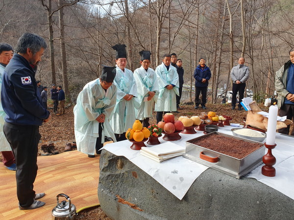 하동군 화개면 의신마을청년회는 내달 초 고로쇠 채취를 앞두고 지난 10일 화개면 대성리 대성교 산진제단에서 산신제를 봉행했다./ⓒ하동군