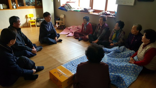 거창군 거창읍은 다가오는 설을 맞이해 관내 경로당을 찾아 어르신들께 안부를 묻고 새해 인사를 드리는 훈훈한 시간을 가졌다./ⓒ거창군