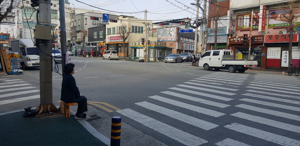 거창군은 최근 노인, 장애인, 임산부 등 교통약자 보호를 위해 보행자가 많은 주요 교차로 및 횡단보도 주변에 16개의 장수의자를 설치했다./ⓒ거창군