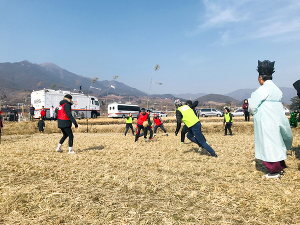 하동군은 지난해 처음 열려 전국에 뜨거운 반향을 일으켰던 논두렁축구대회가 내달 15·16일 양일간 평사리들판 특설경기장에 열린다./ⓒ하동군