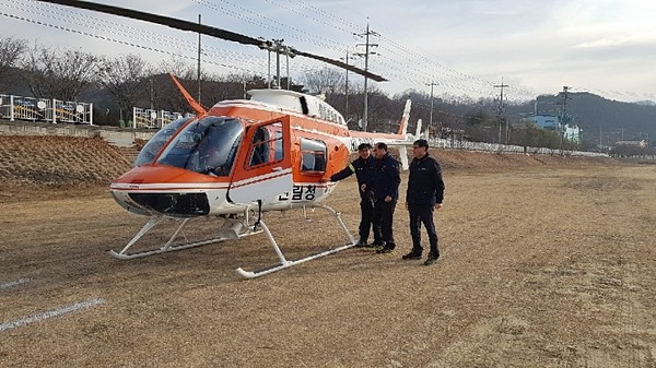 거창군은 소나무재선충병 피해 고사목의 조기 발견과 방제를 위해 소나무류 반출금지구역 내 항공 예찰 조사를 실시했다./ⓒ거창군