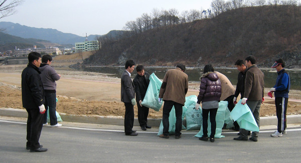 산청군은 많은 귀향객들이 찾는 설 명절을 맞아 오는 21일까지 ‘2020년 설맞이 국토대청결 운동’을 실시한다./ⓒ산청군