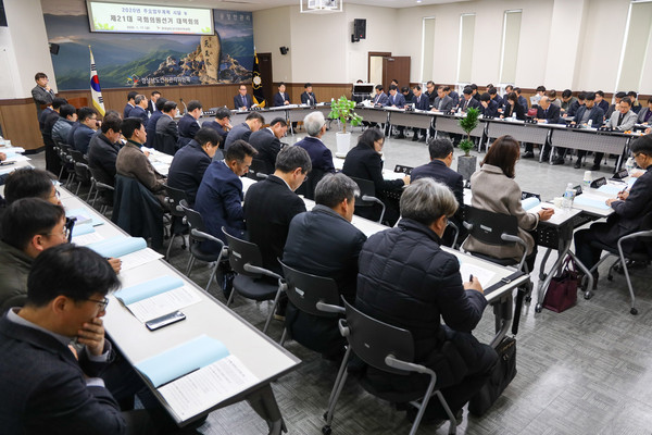 경상남도선거관리위원회는 지난 17일 오전, 도선관위 6층 대회의실에서 도내 22개 구‧시‧군선관위 간부 등이 참석한 가운데 2020년도 주요업무계획 시달 회의를 열고 제21대 국회의원선거 중점 관리대책을 논의했다./ⓒ경상남도선거관리위원회