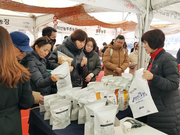 함양군이 우호교류를 맺은 부산 해운대구에서 농특산물 특판행사를 가져 6,500만원의 대박 매출을 기록했다./ⓒ함양군