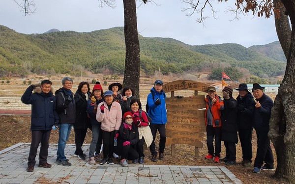 의령군은 지난 18일 제5차 시오리 솔밭길 걷기 행사를 진행했다./ⓒ의령군