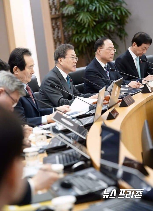 문재인 대통령은  21일  청와대에서 국무회의를 주재하고   ‘사립학교법 일부개정법률 공포안’ 등  61건을  심의•의결했다. 오늘 국무회의에서  문 대통령은  현재 국회에 계류중인  민생법안과 개혁입법이 많다며  최선을 다해 달라고 주문했다./ⓒ뉴스프리존