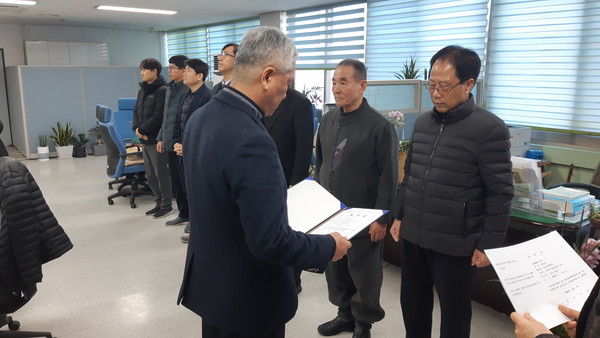 진주시는 아프리카돼지열병, 구제역과 조류인플루엔자 등 가축전염병 청정화  유지를 위해 21일 오전 농업기술센터에서 2020년 공수의 8명을 대상으로 위촉장  수여식과 방역 교육을 실시했다./ⓒ진주시