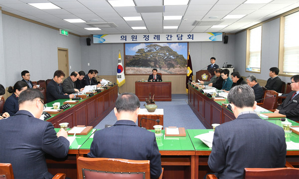 합천군의회는 21일 오전 신년 들어 첫 정례간담회를 개최했다./ⓒ합천군