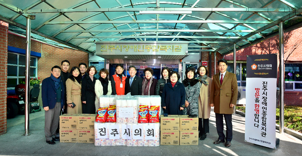 진주시의회는 21일 고유 명절인 설을 맞아 관내 사회복지시설 24개소에 위문품을 전달하고, 진주 중앙시장을 방문하여 전통시장 이용하기 캠페인을 실시했다./ⓒ진주시