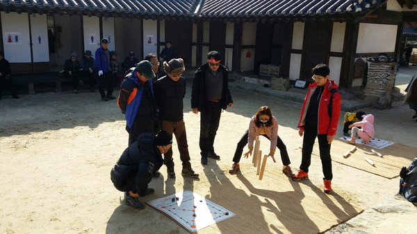 하동군은 설 연휴인 24∼27일 소설 '토지'의 배경인 악양면 평사리 최참판댁에서 모두가 즐길 수 있는 전통놀이와 떡메치기 같은 다양한 체험프로그램을 운영한다./ⓒ하동군