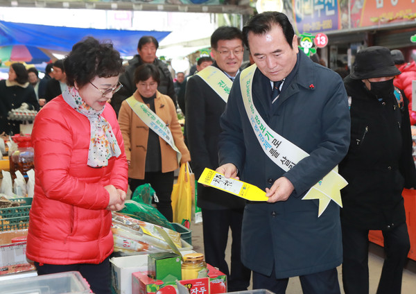 서춘수 함양군수는 민족 대명절인 설을 앞둔 22일 오전 9시께 지리산함양시장을 찾아 군 관계공무원들과 함께 전통시장 이용 홍보 및 물가안정 캠페인에 나섰다./ⓒ함양군