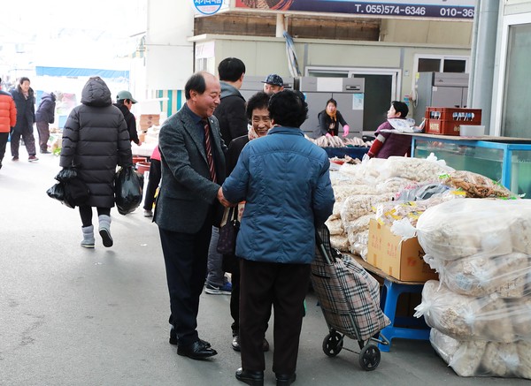 의령군의회는 지난 18일∼21일까지 설 명절을 앞두고 손태영 의장을 비롯한 의원들이 의령과 신반 전통시장을 각각 방문하고 읍·면 저소득 138세대에 위문품과 관내 복지시설 등에 위문금을 전달했다./ⓒ의령군