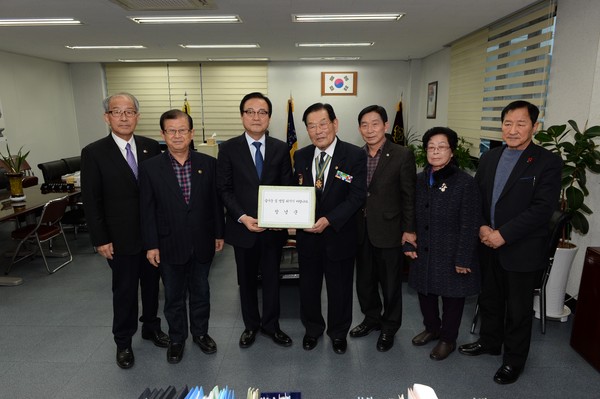 창녕군이 다가오는 설 명절을 맞아 소외계층 위문활동으로 명절분위기를 훈훈하게 하고 있다./ⓒ창녕군