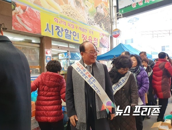 장보기에 나선 류한우 단양군수.(사진제공=단양군)