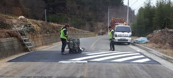 과속방지턱 정비 모습./ⓒ남해군