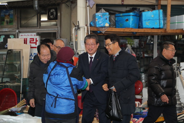 23일 이선두 의령군수는 의령전통시장을 방문하여 미리 준비한 전통시장 온누리상품권으로 각종 제수용품 및 명절 선물 장보기모습./ⓒ의령군