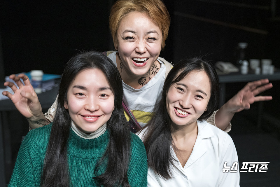 옴니버스극 '대화'를 통해 신진 희곡 작가로 첫데뷔를 마친 세 작가들_구선화 작가, 김영경 작가, 우혜민 작가 /ⓒAejin Kwoun