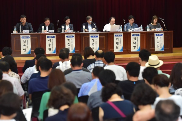 진주시 지속발전 가능한 축제전략 마련 위한 공청회 개최(지난해 유등축제 공청회)/ⓒ진주시