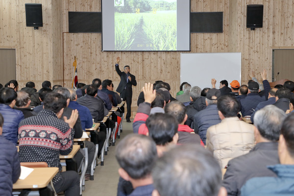 합천군 농업기술센터는 29일 황가람농업농촌활력센터에서 100여명의 농업인을 대상으로 농업인의 새해 영농계획 수립과 소득증대를 위해 2020년 새해농업인실용교육 고품질 생강재배 기술교육을 실시했다./ⓒ합천군