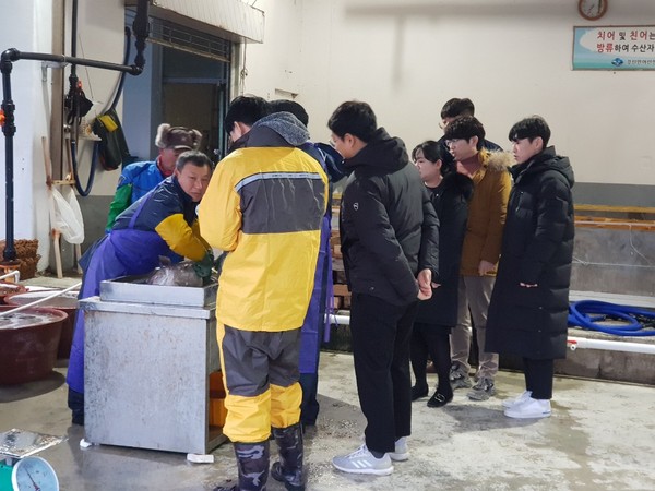 대구 수정란 방류사업 현장체험 모습.ⓒ남해군