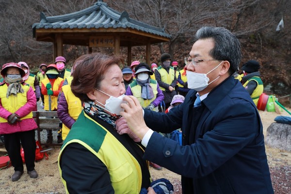 영양군, 노인사회활동지원사업 현장서 신종코로나바이러스 예방 안내/Ⓒ영양군청