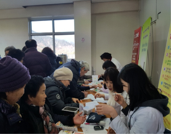 하동군은 군민의 심뇌혈관질환 예방관리를 위해‘내 혈관 숫자 알기 홍보관’을 운영하며 혈압·당뇨 검사와 함께 상담 및 교육을 실시한다./ⓒ하동군