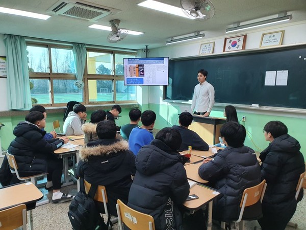 거창군은 서울대학교 사범대학생 20명을 초청해 관내 고등학생 141명을 대상으로 거창대성고등학교와 대성일고등학교에서 ‘면대면 지도사업’을 진행했다./ⓒ거창군