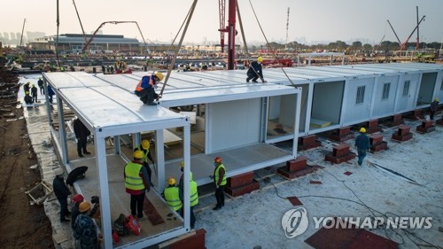 중국건축제3공정 회사 소속 직원들이 30일 허베이성 우한에서 급증하고 있는 신종 코로나바이러스 감염증 환자를 수용할 새 병원의 건설 현장에서 작업에 열중하고 있다.