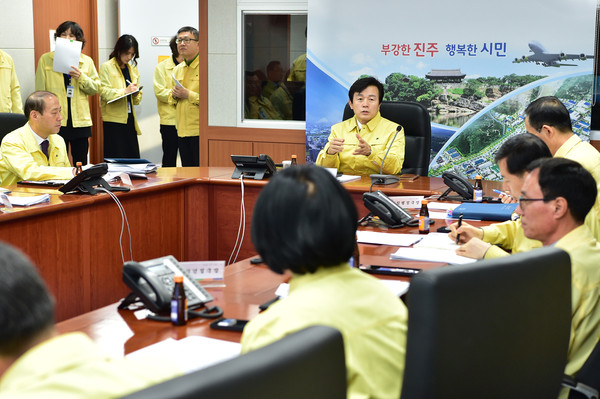 진주시는 3일 오전 8시 30분께 시청 5층 상황실에서 신종 코로나바이러스 감염증 대응을 위한 재난안전대책본부 긴급회의를 가졌다./ⓒ진주시