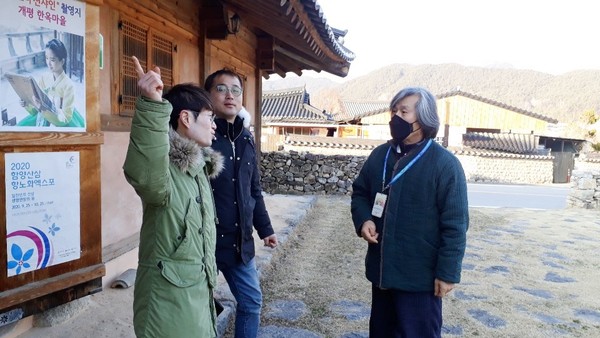 함양군이 관내 주요 관광지 및 관광안내소에서 관광객을 대상으로 신종 코로나바이러스 감염 예방을 위한 선제적 홍보활동을 펼치고 있다./ⓒ함양군