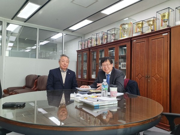 윤상기 군수가 4일 내년도 국고예산 및 지방교부세 확보와 2022년 하동세계차엑스포 개최를 위한 국제행사 승인 요청 등을 위해 정부 세종청사를 방문했다./ⓒ하동군