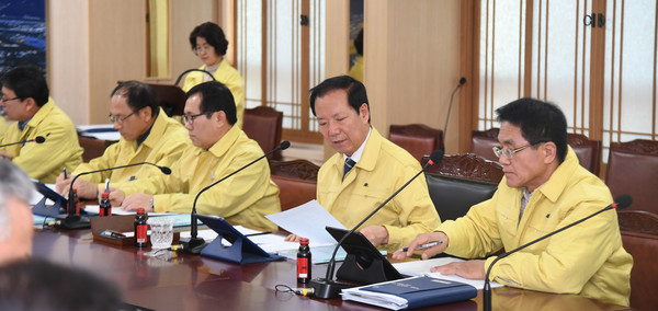 거창군은 지난 4일 신종 코로나바이러스 감염증 예방을 선제적으로 대응하기 위한 전 부서별 대응상황 추진점검 회의를 군청 상황실에서 개최했다./ⓒ거창군