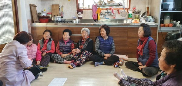 하동군은 신종 코로나바이러스 감염증이 ‘경계’로 격상됨에 따라 저소득층, 기초생활수급자, 노인 등 감염증에 취약한 대상자의 안전을 지키고, 전염성 질환 유입을 차단하고자 예방활동에 총력전을 펴고 있다./ⓒ하동군