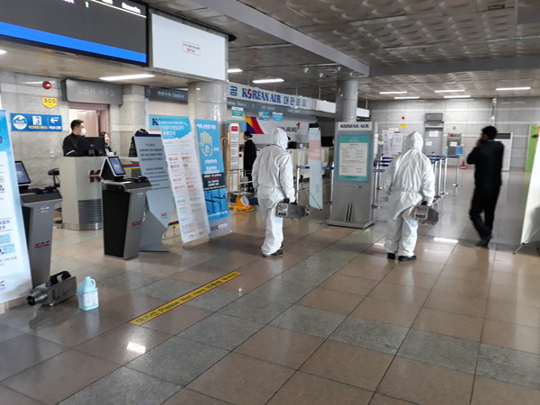 사천시보건소는 신종 코로나바이러스 감염증으로 감염병 위기경보가 ‘경계’단계로 상향 조정됨에 따라, 감염증 확산 방지를 위해 긴급 방역소독을 실시한다./ⓒ사천시