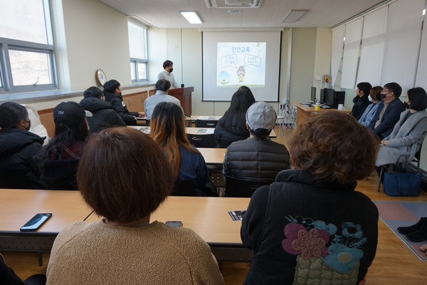 산청군학교밖청소년지원센터‘꿈드림’이 6일 청소년수련관에서 개강식을 가졌다./ⓒ산청군