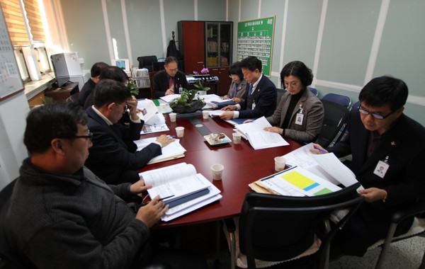 5일, 성장근 국장을 비롯한 관광환경국 관계자들이 군정역점시책 점검회의를 진행하고 있다./ⓒ창녕군