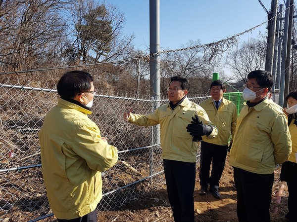 이재욱 농림축산식품부 차관이 DMZ 관광지를 찾아 방역현장을 점검하고 있다. 파주시청