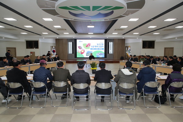 하동군은 지난 6일 오후 군청 대회의실에서 윤상기 군수 주재로 2020년 상반기 농수산물 수출 확대 간담회를 개최했다./ⓒ하동군