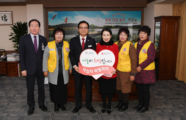 한정우 창녕군수(사진 왼쪽 세 번째)가 대한적십자사 경남지사 박희순 부회장(사진 오른쪽 세 번째)에게 성금을 기탁하고 있다./ⓒ창녕군