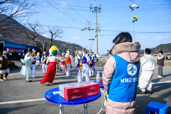 설천면 덕신마을 정월대보름 행사에 배치된 보건소 의료진./ⓒ남해군