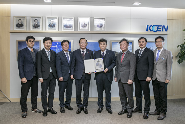 10일 한국남동발전 진주 본사에서 유향열 한국남동발전 사장(사진 왼쪽 네번째)을 비롯한 관계자들이 기념촬영 모습./ⓒ한국남동발전